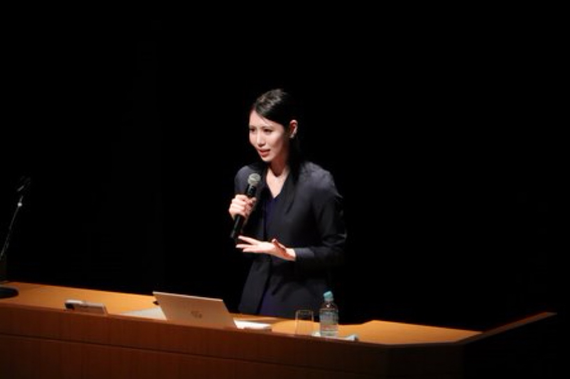 講演会場で登壇する関口美奈子